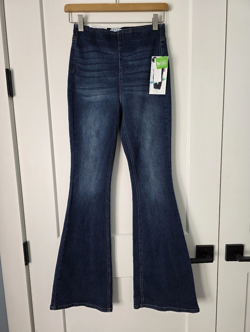 Tinseltown High Rise NWT Dark Blue Flare Pullon Jeans Size 3/26
